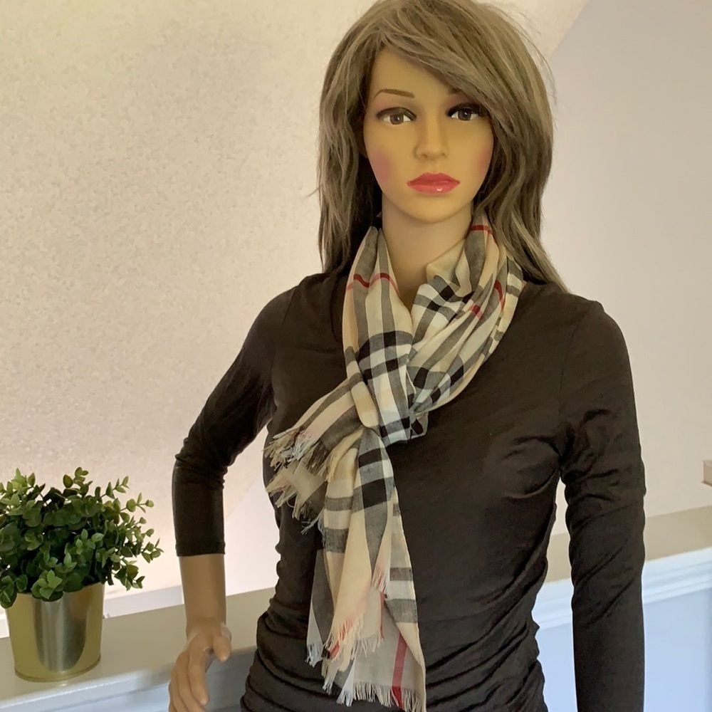 Large Check Plaid Black and Tan Scarf Nova print‎